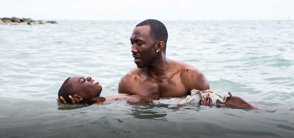 \"Лунна светлина\" (Moonlight, 2016) 
Няма за задълбаваме много в този филм. Още ни държи влага от него и знаем, че е най-добрият филм на миналата година. Бари Дженкинс е отличен режисьор, а Махаршала Али напълно заслужено отнесе Оскара за най-добра