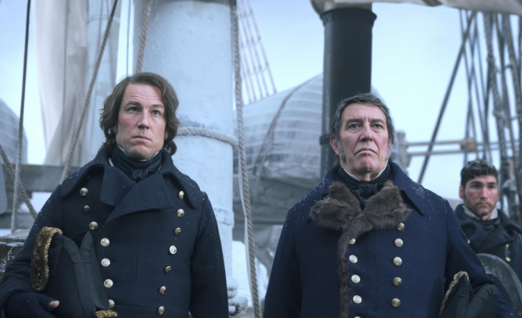 The Terror

Свръхестественият роман Дан Симънс за последната експедиция на откривателя сър Джон Франклин е мащабен, богат на исторически детайли и атмосфера, но неговите над 700 страници на моменти превръщат историята в изпитание за издръжливостта. 

Сериалът The Terror изчиства част от излишното и концентрира разказа около постепенното физическо и психологическо разпадане на експедицията. Клаустрофобичната атмосфера, безкрайният лед и усещането за пълна изолация също придобиват много по-силно въздействие на екран. 
Най-голямото предимство обаче са персонажите, благодарение на блестящите Джаред Харис като учения Франсис Крозие и Киаран Хайндс като капитан Джон Франклин. Сериалът отделя повече внимание на отношенията между героите и постепенното разрушаване на дисциплината, докато свръхестественият ужас остава по-скоро фон на много по-страшната човешка трагедия.