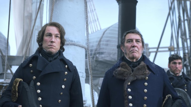 The Terror

Свръхестественият роман Дан Симънс за последната експедиция на откривателя сър Джон Франклин е мащабен, богат на исторически детайли и атмосфера, но неговите над 700 страници на моменти превръщат историята в изпитание за издръжливостта. 

Сериалът The Terror изчиства част от излишното и концентрира разказа около постепенното физическо и психологическо разпадане на експедицията. Клаустрофобичната атмосфера, безкрайният лед и усещането за пълна изолация също придобиват много по-силно въздействие на екран. 
Най-голямото предимство обаче са персонажите, благодарение на блестящите Джаред Харис като учения Франсис Крозие и Киаран Хайндс като капитан Джон Франклин. Сериалът отделя повече внимание на отношенията между героите и постепенното разрушаване на дисциплината, докато свръхестественият ужас остава по-скоро фон на много по-страшната човешка трагедия.