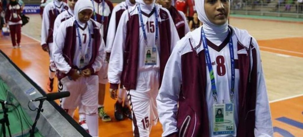 Забраната за шалове на баскетболен мач
Женският национален отбор по баскетбол на Катар напусна демонстративно Азиатските игри през 2014 г., тъй като преди мача срещу Монголия спортистките отказаха да свалят традиционните шалове, закриващи косите им. По ирония - мотото на игрите беше "Тук блести разнообразието".