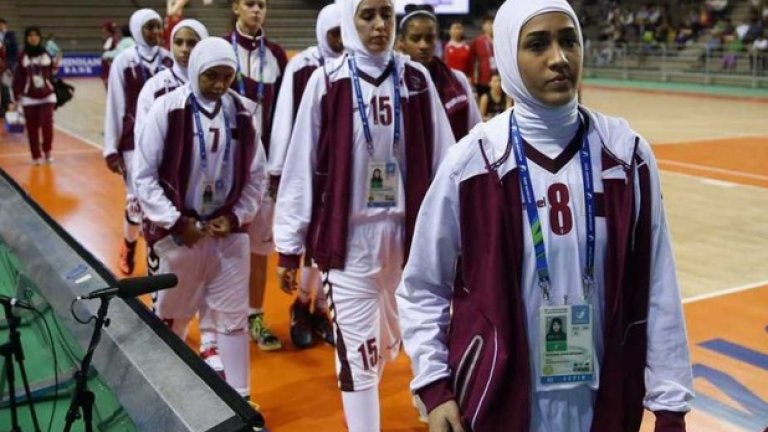 Забраната за шалове на баскетболен мач

Женският национален отбор по баскетбол на Катар напусна демонстративно Азиатските игри през 2014 г., тъй като преди мача срещу Монголия спортистките отказаха да свалят традиционните шалове, закриващи косите им. По ирония - мотото на игрите беше "Тук блести разнообразието".