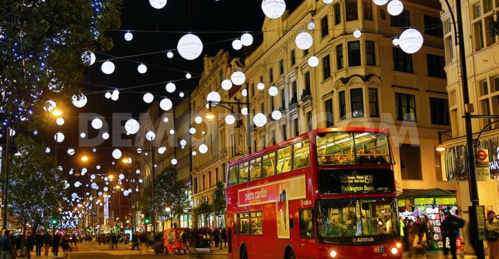 1384297223-oxford-street-christmas-lights-switch-on-in-london_3218797