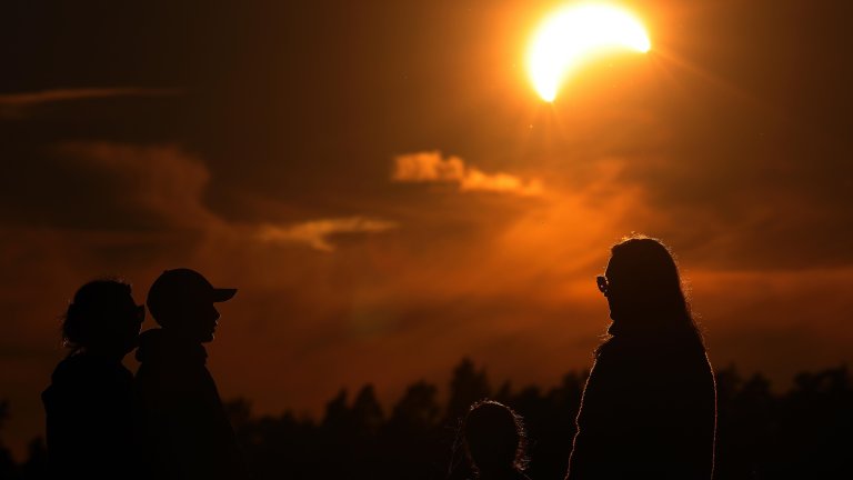 Първото слънчево затъмнение за века в Европа (Снимки)