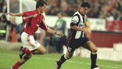 Люк Нилис от ПСВ напредва с топката по време на последния мач на холандците срещу Бенфика в Лисабон, завършил 2:1 за домакините в груповата фаза на Шампионската лига през 1998 г.