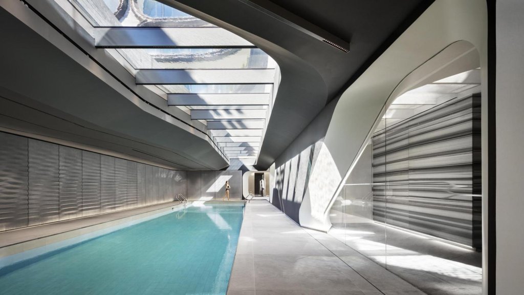 520 West 28thv
Гигантска спа със забележителни пропорции, дело на дизайнерката Заха Хадид. Фитнес, горещи вани, сауна, хамами и това, което виждате - 23-метров басейн, освете от естествена светлина.