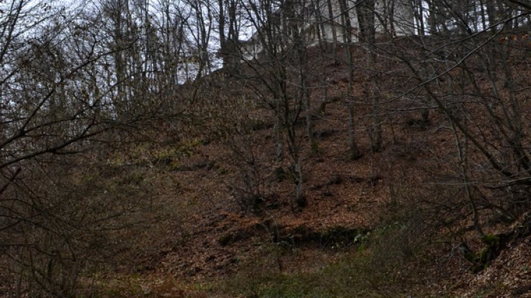 Мрачните останки на детската градина, надвиснали на един от хълмовете край Златоград.