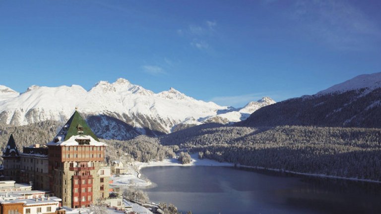 6. Badrutt's Palace, Швейцария

Открит през 1896 г., този хотел на брега на езерото Сейнт Мориц има 157 разкошни стаи за гости, включително 37 апартамента с изглед към Алпите. Сградата е дом на седем различни ресторанти, най-известният от които се казва Lе. Той се гордее със специалитетите си с хайвер, трюфели и стриди. СПА центърът черпи вдъхновение от  величествените околности и използва индийски, тайландски и японски традиции.