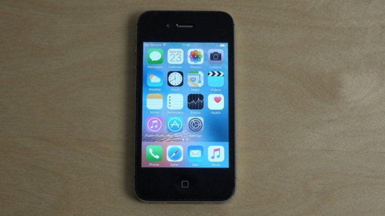 8. iPhone 4s (2011) 

Това беше първият iPhone, който въведе персоналния асистент за гласови команди Siri. Основната му камера с 8 MP беше значително подобрена в сравнение с по-стария iPhone 4 (5 MP). iPhone 4s беше и първият модел на Apple, който се предлагаше и с опция за 64 GB вградена памет. 
