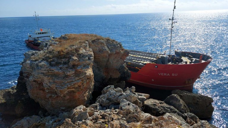 Торове от заседналия кораб падат в морето при операцията