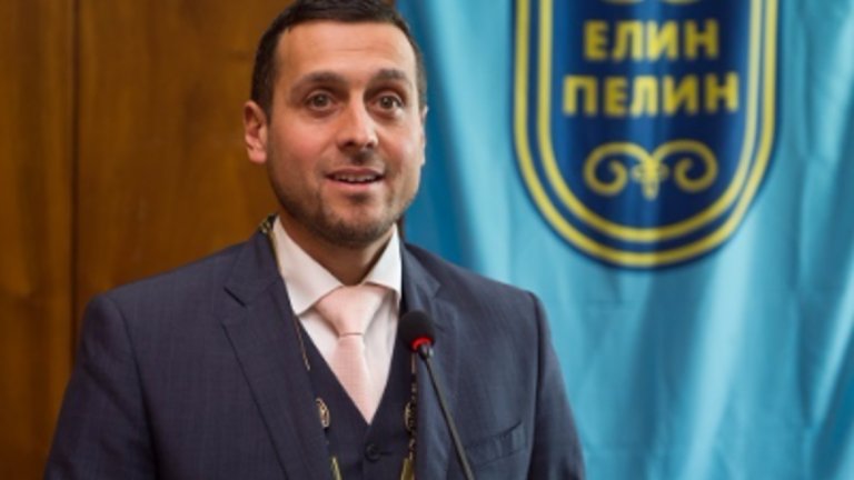 Кметът на Елин Пелин успява да събуди широки дебати с действията си