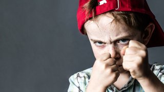 агресия дете, дете удря, юмрук, бой, деца