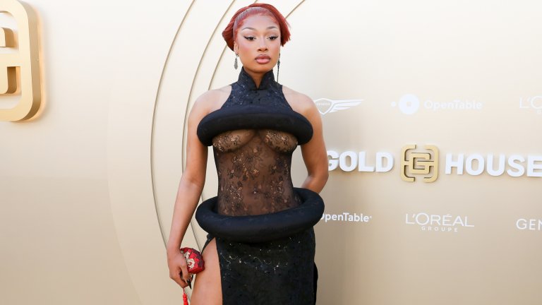 Меган Ди СталиънРапърката не изневери на стила си и на това вечно да е в центъра на вниманието. Меган често е разголена на сцената, а по време на Голд Гала показа и доста плът в черна рокля с тюл, дантела и лек японски привкус.