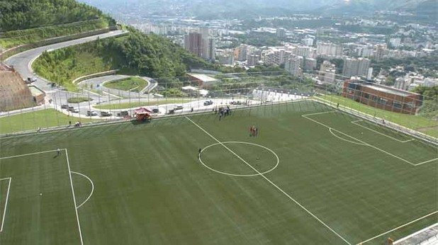 Спортният парк "Кокодрилос" във Венецуела е върху магистралата (над нея) и е с изкуствена настилка.
