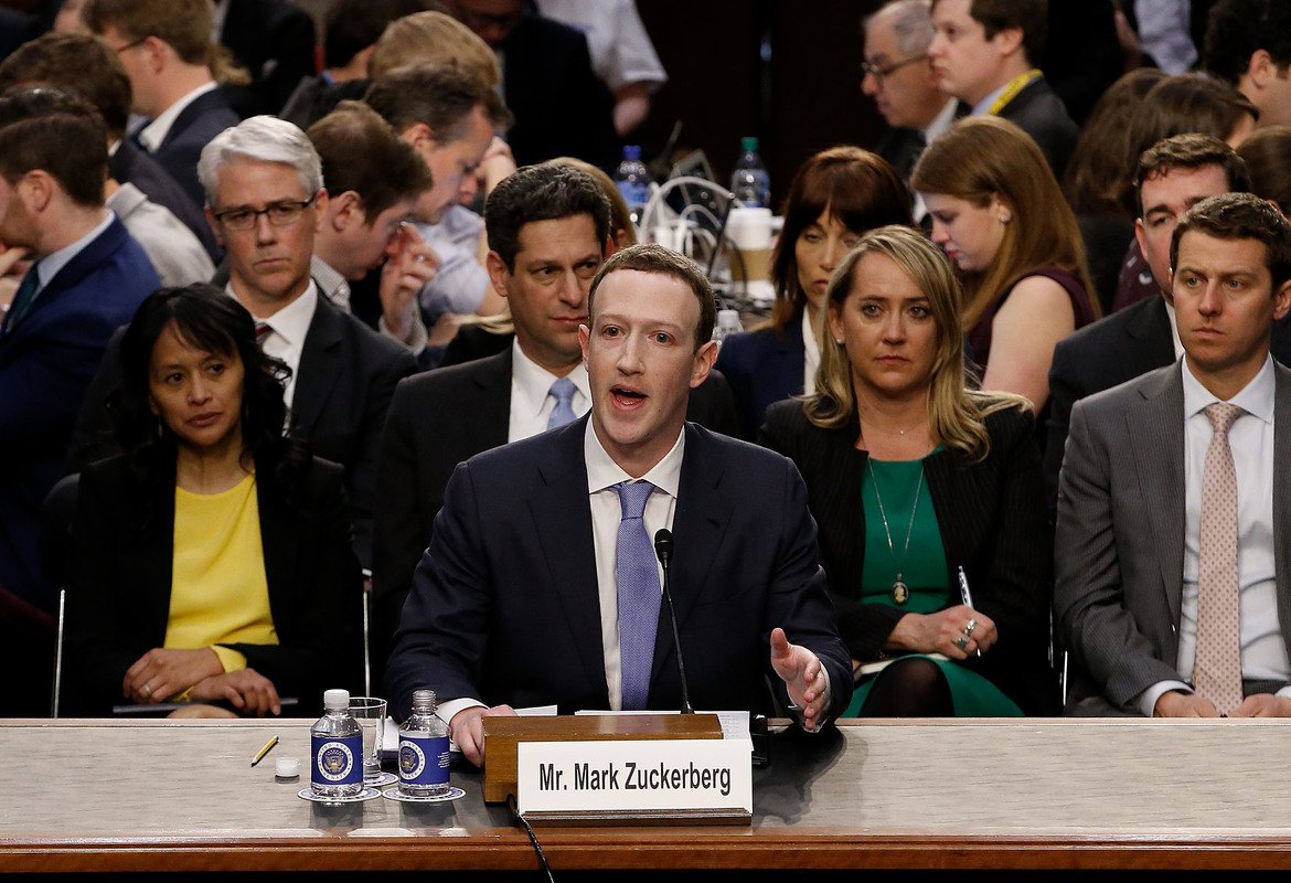 Марк Зукърбърг
На фона на всички скандали с изтичане на данни от социалната мрежа Facebook, съвсем нормално е главният изпълнителен директор на компанията да попадне тук.