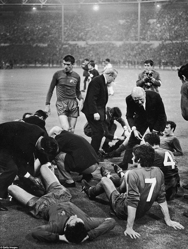 Сър Мат Бъзби опитва да внуши на своите играчи: "Не сте уморени, тази купа е за нас!". Предстоят продължения, а Манчестър Юнайтед и Бенфика се готвят при резултат 1:1 за допълнителни 30 минути. Думите на Бъзби, каквито и да са били, са повлияли. Юнайтед печели с 4:1 и вдига Купата на европейските шампиони на "Уембли" през 1968 г. Първи английски триумф в турнира, на подходящото за това място...