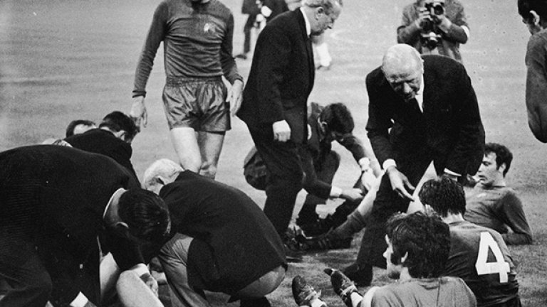 Сър Мат Бъзби опитва да внуши на своите играчи: "Не сте уморени, тази купа е за нас!". Предстоят продължения, а Манчестър Юнайтед и Бенфика се готвят при резултат 1:1 за допълнителни 30 минути. Думите на Бъзби, каквито и да са били, са повлияли. Юнайтед печели с 4:1 и вдига Купата на европейските шампиони на "Уембли" през 1968 г. Първи английски триумф в турнира, на подходящото за това място...