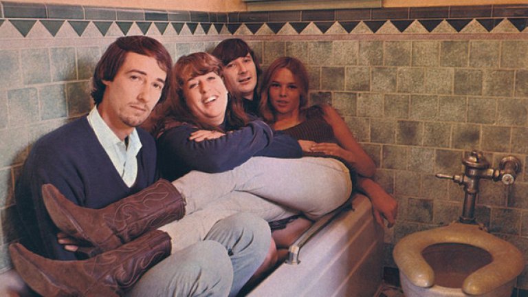 Албумът If You Can Believe Your Eyes and Ears (1966) на The Mamas and the Papas

Корицата показва четиримата членове на бандата във вана в банята. Всички са с дрехи, няма нищо смущаващо...освен тоалетната чиния. По това време в САЩ тоалетната е още тема табу. По тази причина се налага тя да бъде покрита със зелен правоъгълник, върху който има надпис. По-късно е изрязана изцяло. 
