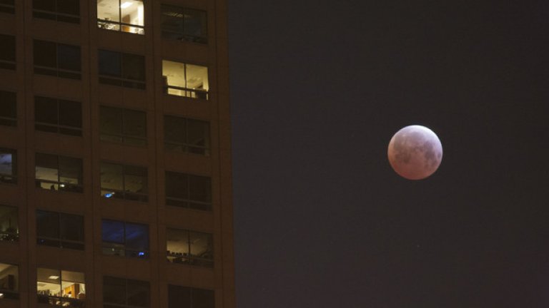 При съвпадението на двете явления луната се "обагря" в ръждиво-червен цвят от отразената светлина от атмосферата на Земята