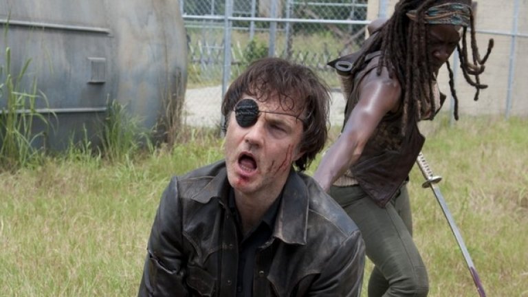 Филип Блейк – The Walking Dead
Като всеки умел социопат, Блейк успяваше да прикрие истинската си природа от околните, поне за известно време. По време на трети и четвърти сезон обаче неговата жажда за кръв и власт си проличаваше все повече. А когато стана ясно, че той е побъркан убиец и все още държи в апартамента си своята превърнала се в зомби дъщеря, зрителите вече жадуваха да си получи заслуженото. Смъртта му дойде по доста жесток начин, дори за стандартите на The Walking Dead.