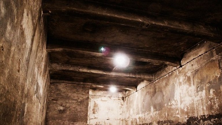 В газовите камери не е имало нужда от специално оборудване. В празната стая са вкарвани голи хора, за да бъдат убити. Газовата камера до крематориум 1 в основния лагер е единствената, която не е унищожена от нацистите при напускането на Аушвиц.