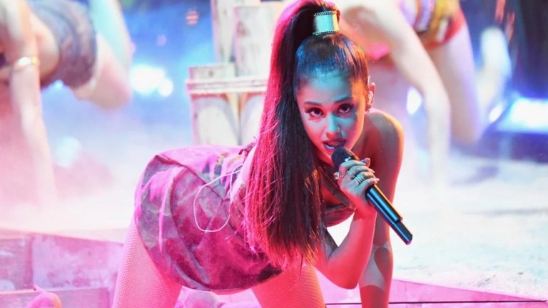 Най-слушани изпълнителки през десетилетието: 
Ariana Grande
Rihanna
Taylor Swift
Sia
Beyoncе