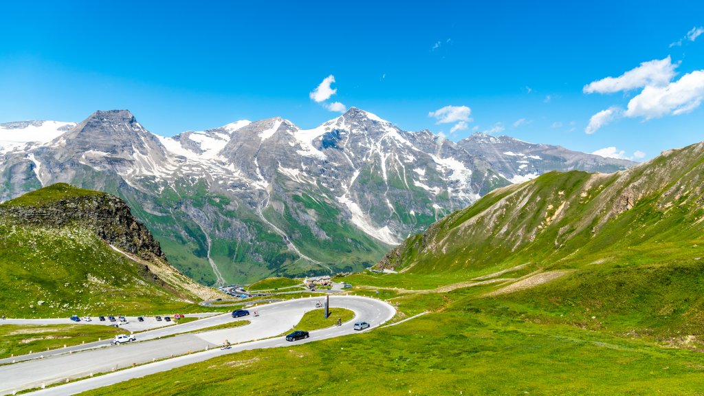 Grossglockner, Австрия
Впечатляващият път през Алпите край Залцбург е кръстен на най-високия връх в австрийските Алпи - Гросглокнер. Минава през Националния парк Hohe Tauern и река Фушер Ахе и стига до 3600 метра височина, включително и до глетчера Пастерц. По пътя има и забележителности като параклиса Фушер, наблюдателна кула и природен музей.