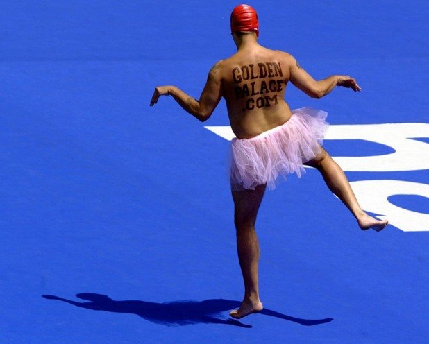 Колко ще пишете на този скок за хореография? Марк се появява в неописуемо облекло, за да скочи в олимпийския басейн в Пекин.