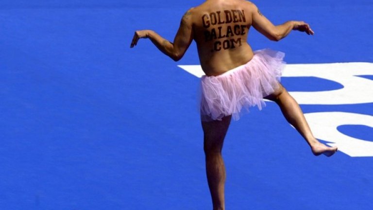 Колко ще пишете на този скок за хореография? Марк се появява в неописуемо облекло, за да скочи в олимпийския басейн в Пекин.