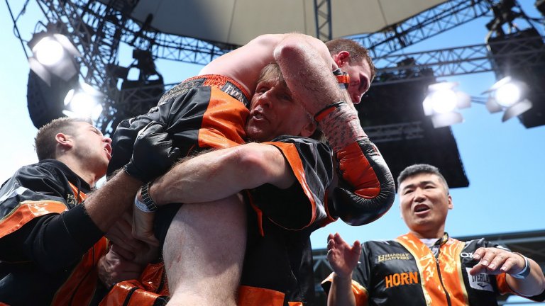 Въпреки това, по някаква причина и за радост на домакинската публика и тримата съдии дадоха победа за Джеф Хърн (117-111, 115-113, 115-113).