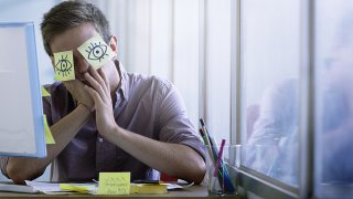 човек на компютър