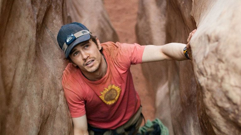 5. 127 Hours / 127 часа
Реж. Дани Бойл, 2010 г.
Филм, базиран на истинска история. Джеймс Франко играе катерача Арън Ралстън, който преживява неприятен инцидент в националния парк Кениънлендс в американския щат Юта. След като се подхлъзва на скали в каниона, Ралстън се оказва прикован от една голяма скала, затиснала една от ръцете му. Мъжът крещи за помощ, но няма кой да го чуе. В тази плашеща ситуация той започва да води видео дневник като същевременно се опитва да измъкне ръката си и да се спаси преди храната и водата му да свършат. Филмът е номиниран за 6 награди "Оскар", ако това е сред нещата, които могат да ви убедят да му дадете шанс.