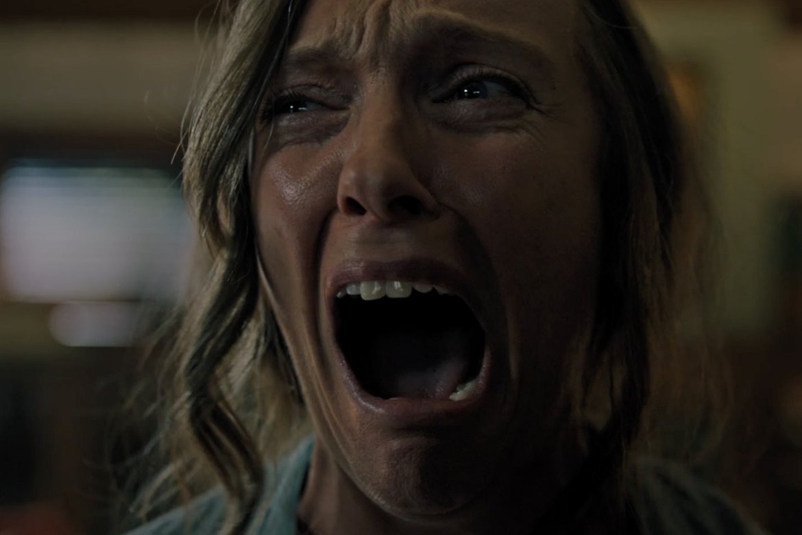 Hereditary / Наследствено 

Ани (Тони Колет) започва да преживява странни видения след смъртта на майка си. В опит да се справи с проблема си и с дългата история на психични заболявания в семейството Ани търси подкрепа от група за взаимопомощ. Междувременно дъщеря й Чарли също изпада във все по-чести странни кризи, а гробът на майката е намерен осквернен. Това е само началото на историята, с която Hereditary ще ви прикове към екрана. 