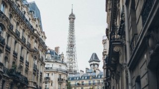 Amazon Explore и Airbnb Online Experiences са примери, че технологичните компании виждат потенциал в туризма от вкъщи
