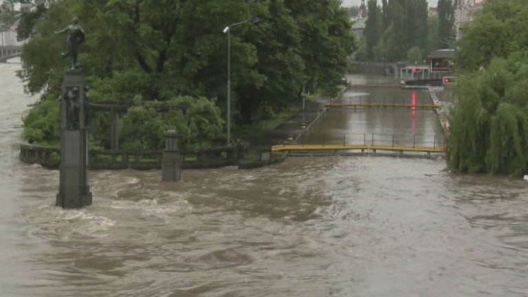 Наводнена Прага се бори с бедствието