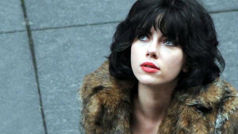 "Under The Skin"/"Под кожата"(4 април)
На режисьора Джонатан Глейзър отне девет години, за да създаде този сай-фай трилър, но чакането си заслужаваше.

Главната героиня, изиграна от Скарлет Йохансон, е извънземна съблазнителка, която дебне по улиците на Шотландия за жертви. Тя се движи наоколо в голям, тъмен ван, в който прибира мъже от улиците преди да ги одере и потопи в течна бездна. Повечето от сцените, в които Йохансон заговаря мъже от вана си са заснети с истински хора, при използване на скрити камери, с което се постига определено натуралистичност.