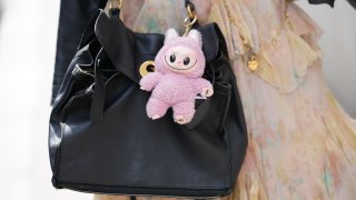 Какво е Лабубу и струва ли 150 000$?