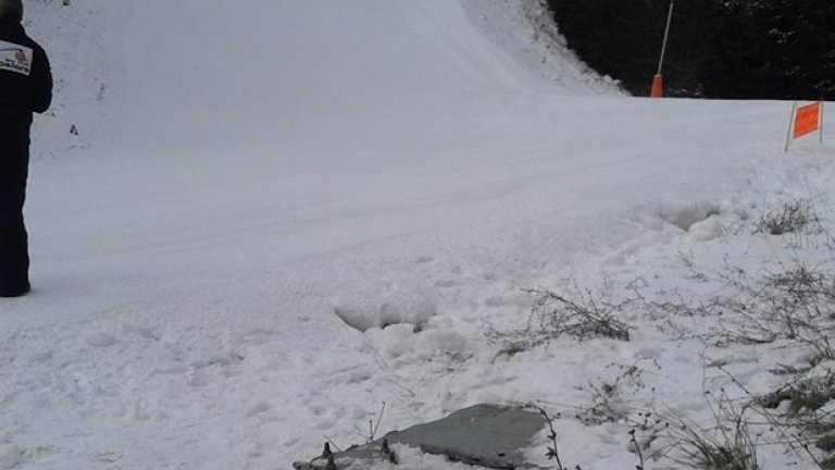 На тази снимка се вижда, че съоръжението е в непосредствена близост до пистата и не е обезопасено