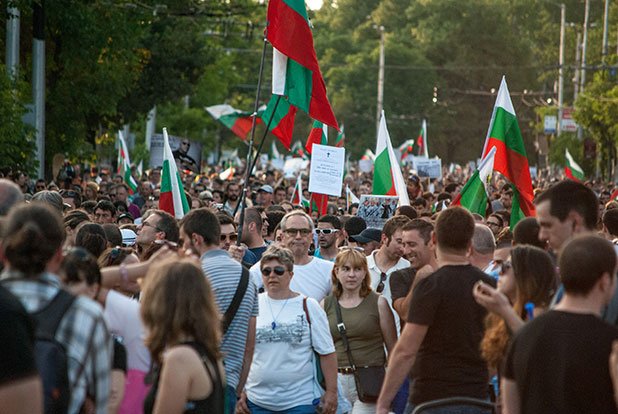 Протестите се задъхват в жегата