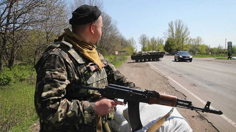 Напрежението в Украйна ескалира рязко, след като украинските сили подновиха антитерористичната операция в източните части и при сблъсъци в Славянск загинаха петима души.