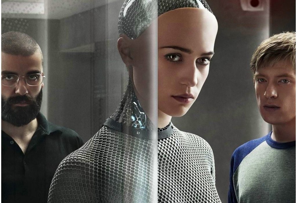 Ex_Machina: Бог от машина 
Безспорно едно от най-добрите кинозаглавия за отминаващата година, което мина някак незабелязано у нас. Никой не знае защо. Историята се развива във футуристичното бъдеще, където гениален учен – в ролята брилянтният Оскар А
