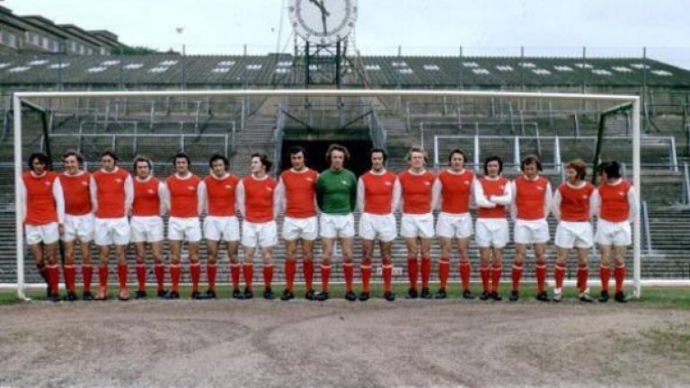 Арсенал от началото на 70-те пред знаменитата трибуна на "Клок енд".