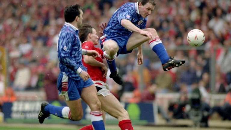 Нотингам Форест и Саутхемптън в момент от историческия последен финал за купата Zenith Data Systems през 1992 г. Днес този турнир тъне в забрава, но въпреки това е направил доста хора щастливи...