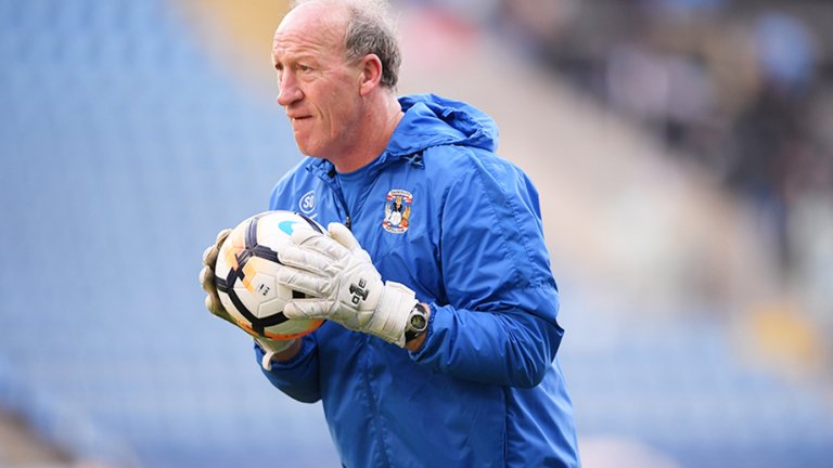 Кривоносият идол на милиони, който бе "похитен" от бандити в Казахстан и спря цигарите срещу нов договор