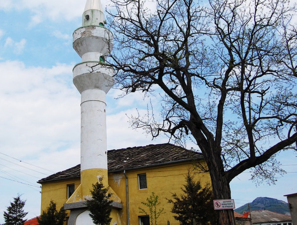 Старата джамия продължава да служи на оредялото местно население