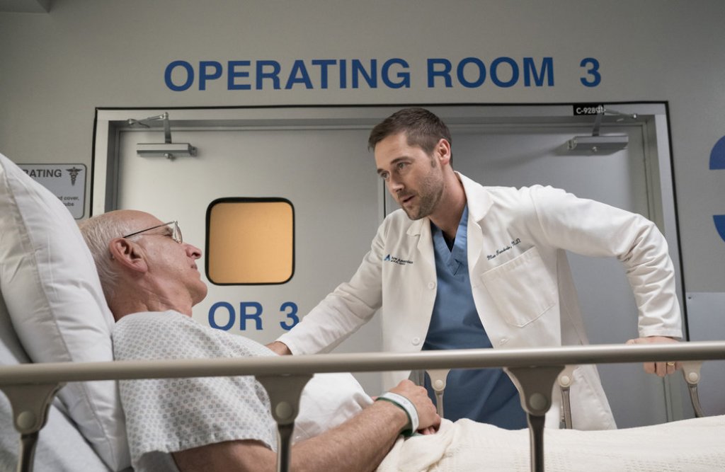 New Amsterdam, 2018 г.
Райън Еголд, който сме гледали в "Бевърли Хилс 90210" и "Черният списък", тук се превъплъщава в д-р Макс Гудуин, който не харесва особено системата в най-старата обществена болница в САЩ. И като неин нов директор той си поставя за цел да промени правилата. Докато се стреми да реформира занемареното лечебно заведение, борейки се с бюрокрацията, той се старае и да осигури добра грижа за пациентите. А екипът на болницата не винаги е съгласен с новостите, след като от години е свикнал да работи по определен начин...