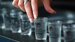 Цената на най-популярния алкохол в Русия ще се вдигне на две стъпки 