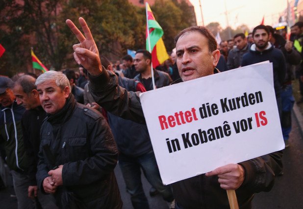 Протест на кюрди заради "Ислямска държава" и липсата на адекватна защита на цивилно население в Сирия. Такива протести имаше и в Турция, и в Западна Европа
