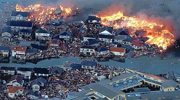 10-метрово цунами след трус от 8.9 по Рихтер помете градове в Япония