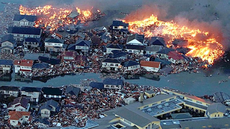 10-метрово цунами след трус от 8.9 по Рихтер помете градове в Япония