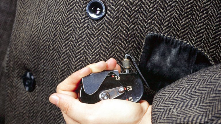 Този механизъм се използва от агентите през 70-те години - в копчето на палтото или сакото на руските агенти се поставя миниатюрен обектив, който се активира от устройство, скрито в джоба на дрехата.
